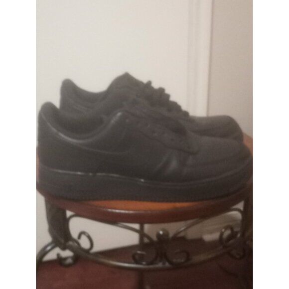 WOMEN Nike Air Force 1 '07 Low Triple Black DD8959 001 Sz 10.5 - Picture 1 of 15